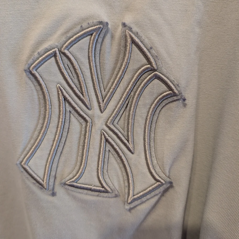 New York Yankees Embroidered Logo  Crew Neck Shirt Sleeve Tee